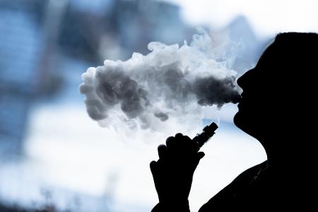 Hat diese Vaperin gerade einen der 13 umstrittenen Inhaltsstoffe inhaliert? Die Wahrscheinlichkeit ist hoch. (Symbolbild)