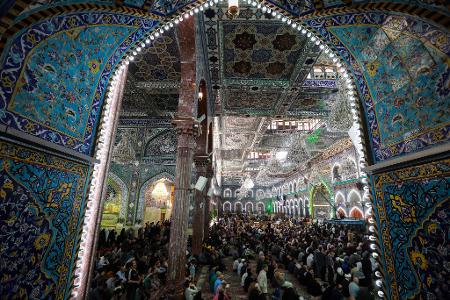 Schiitische Muslime verrichten ihre Gebete am Schrein von Imam Hussein in Karbala im Irak.