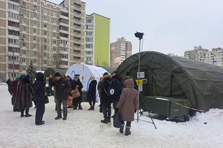Ukrainische Behörden arbeiten mit internationalen Hilfsorganisationen zusammen, um von Heizungsausfällen betroffenen Menschen zu helfen. (Archivbild)