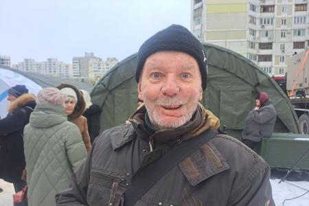 Menschen in ukrainischen Plattenbauten haben oft nur Elektroherde. Eine warme Mahlzeit können sie sich wegen des Stromausfalls nicht zubereiten. (Archivbild)