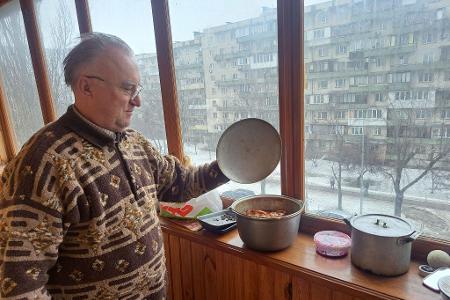 Bei winterlichen Temperaturen werden die in ukrainischen Städten üblichen verglasten Balkons zu Kühlschränken. (Archivbild)