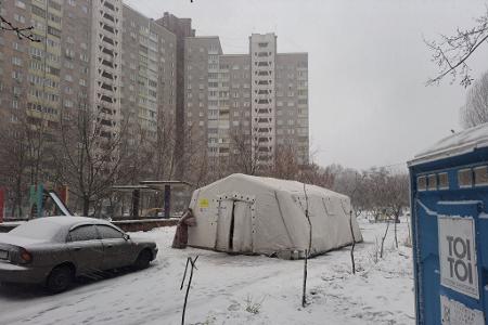Bei Ausfällen der Wasserversorgung und eingefrorenen Wasserleitungen brauchen die Menschen in den betroffenen Stadtteilen von Kiew neben Wärmezelten auch Biotoiletten. (Archivbild)