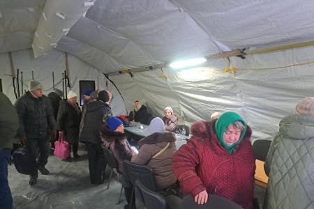 Nach russischen Raketenangriffen sind Heizkraftwerke ausgefallen - Aufwärmzelte sind für viele Menschen in der Ukraine eine Hilfe. (Archivbild)