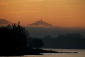 "Westalgie" bezeichnet eine nostalgische Sehnsucht nach der alten Bundesrepublik - hier der Drachenfels bei Bonn im Morgenlicht. (Archivbild) 