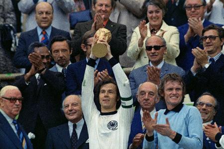 Die alte Bundesrepublik war nach den USA und Japan die größte Wirtschaftsmacht der Welt - und auch als Sportnation erfolgreich: 1974 gewann die Elf von Franz Beckenbauer die Fußball-WM. (Archivbild) 