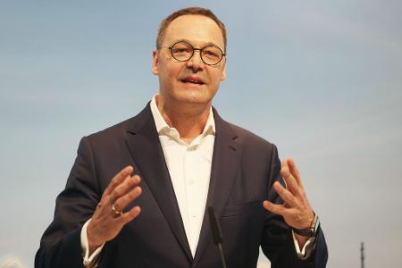 Der frühere Stahlmanager Bernhard Osburg hat inzwischen bei DB Cargo das Sagen und will die Kehrtwende schaffen. (Archivbild)