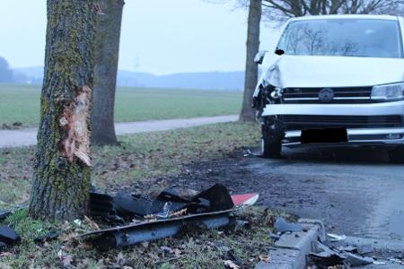 Der Transporter kollidierte mit einem Baum. Foto: Polizei Minden-Lübbecke