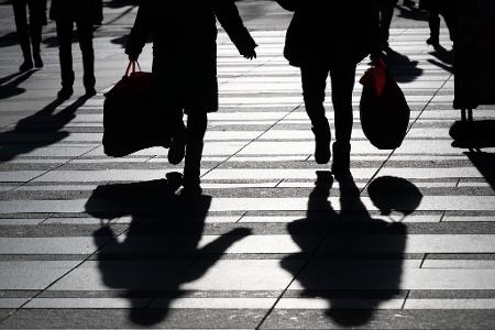 Zum Jahresanfang hat die Kauflaune der Menschen in Deutschland sich aufgehellt, es bleiben aber reichlich Unsicherheiten, die den Konsum bremsen können. (Symbolbild) 