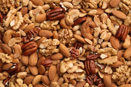 Verschiedene Nüsse und Mangeln