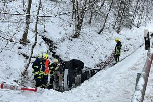Rettungskräfte bei der Bergung der Fahrzeuginsassen