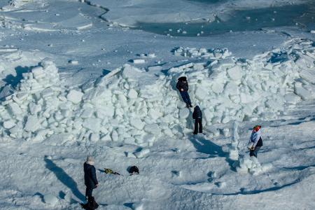 Meterhoch türmen sich Eisbrocken am Strand von Usedom auf. 