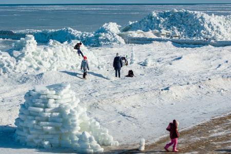 Eis soweit das Auge reicht, gibt es derzeit am Ostseestrand von Zempin auf Usedom. 