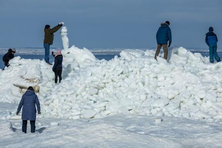 Strömung und Wind treiben das Eis der Ostsee an den Strand vor Zempin auf Usedom. 