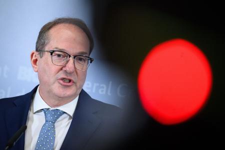 Seit seinem Amtsantritt im Mai 2025 legt Bundesinnenminister Alexander Dobrindt (CSU) den Fokus darauf, dass weniger Asylbewerber nach Deutschland kommen. Ukraine-Flüchtlinge müssen in den EU-Staaten keinen Asylantrag stellen, sondern werden direkt aufgenommen und dürfen arbeiten. (Archivfoto) 