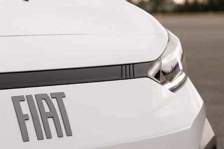 Das große Fiat Logo auf der Haube vom Fiat Scudo.