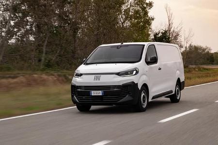 Der Fiat Scudo fahrend auf einer Landstraße.