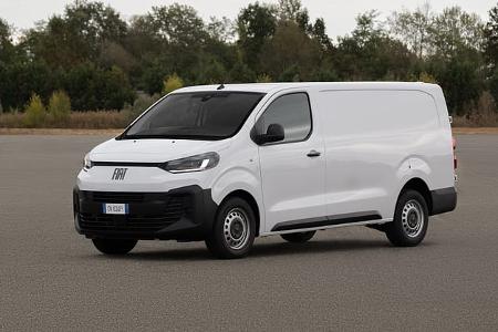 Der Fiat Scudo schräg von vorn und stehend.