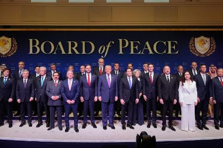 Gruppenbild mit andere Staats- und Regierungschefs - Trump bei der ersten Sitzung seines Friedensrats.