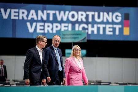 Vor dem CDU-Delegiertentreffen in Stuttgart schauen sich Kanzler und Parteichef Friedrich Merz, Generalsekretär Carsten Linnemann und dessen Stellvertreterin Christina Stumpp die Parteitagshalle an.