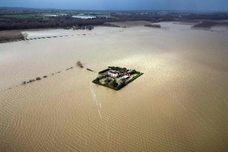 Diese Luftaufnahme zeigt ein isoliertes Haus in dem Dorf Couthures-Sur-Garonne im Südwesten Frankreichs, das von den Fluten der Garonne umspült wird. 