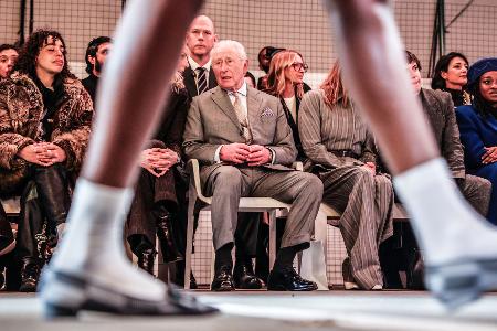 Auch am Tag der Verhaftung seines Bruders nahm der König seine Pflichten wahr - und war bei der Eröffnungsshow der Londoner Modewoche dabei.