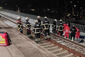 Übersichtsaufnahme Feuerwehr und Bundespolizei im Gleisbereich- "Rettung des Verunfallten" - Erste-Hilfe-Maßnahmen-
Foto-Quelle: Bundespolizei-
