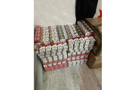 Schmuggelzigaretten in einem Lager, sichergestellt am 10.02.2026 durch Zollfahnder. Foto: Zollfahndungsamt München