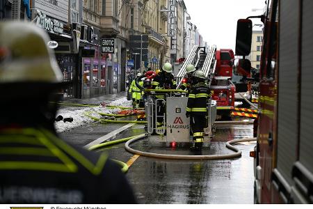 Die Feuerwehr München im Einsatz bei einem Wohnungsbrand in der Schwanthalerstraße mit insgesamt fünf verletzten Personen.