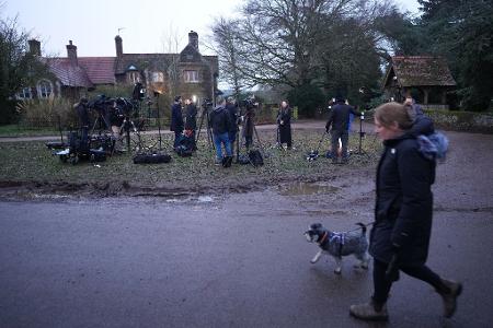 Etliche Medienvertreter warten auf Andrew. 