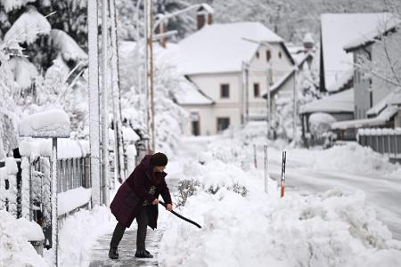 Am Freitagmorgen war rund um Wien Schneeschippen angesagt.
