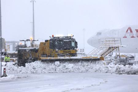 Starker Schneefall bremst den Verkehr am Flughafen Wien aus.