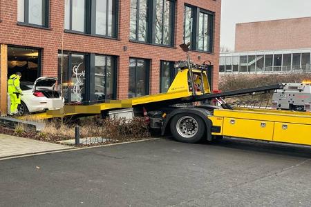 Foto: Polizei Münster. Das Foto zeigt die Bergungsarbeiten an der betroffenen Arztpraxis. Veröffentlichung mit dieser Pressemitteilung honorarfrei.