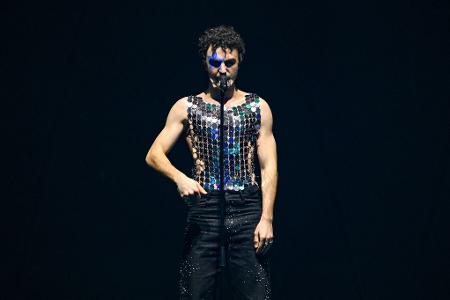 Der Sänger Cosmó in der Show "Vienna Calling - Wer singt für Österreich?"