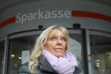 Astrid Kaiser hatte ein Schließfach in der Gelsenkirchener Sparkasse. Jetzt fühlt sie sich doppelt betroffen. 
