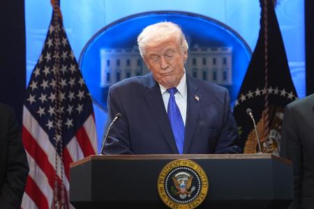 Trump will den von ihm verkündeten weltweiten 10-Prozent-Zollsatz auf Importe in die USA auf 15 Prozent erhöhen.