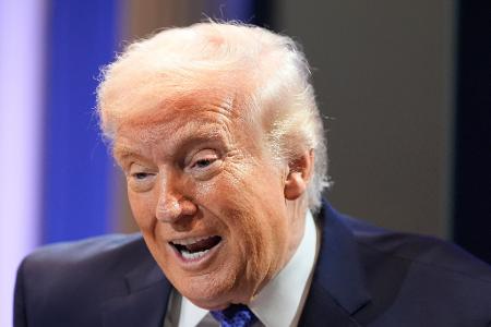 Am Freitag hatte Trump mit seiner aggressiven Zollpolitik vor dem Obersten US-Gericht eine herbe Niederlage erlitten. 