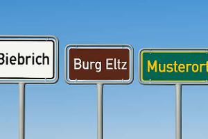 Ortsschilder in weiß, braun und grün