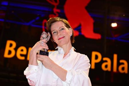 76. Berlinale - Sandra Hüller zeigt ihre Auszeichnung, den Silbernen Bären für die beste schauspielerische Leistung in einer Hauptrolle im Film "Rose" nach der Preisverleihung bei der Abschlussgala im Berlinale Palast.