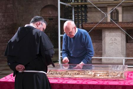 800 Jahre nach seinem Tod werden die Gebeine des Heiligen Franziskus zur Schau gestellt. Vor vielen Jahren wurden sie hier schon mal inspiziert. (Archivbild)