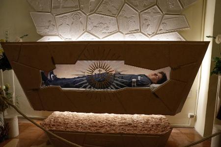 Der Leichnam von Carlo Acutis liegt in einem Sarkopharg, in den man hineinsehen kann. (Archivbild)