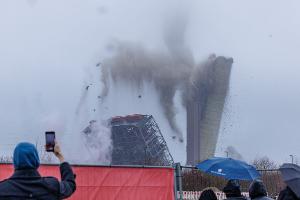 Mit 600 Kilogramm Sprengstoff wurde der alte Schornstein zu Fall gebracht.