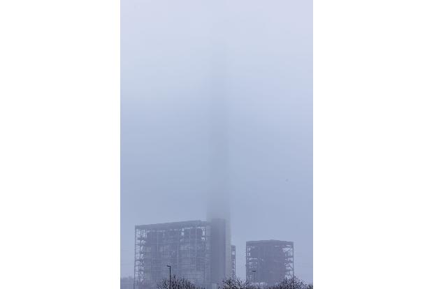 Die zahlreichen Schaulustigen konnten allerdings nur einen Teil des Spektakels sehen, denn die obere Hälfte des Schornsteins war von Nebel und Wolken verdeckt.