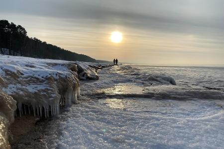 Die Suche auf See sei durch die Dunkelheit und große Eisschollen erschwert worden, was die Navigation stark beeinträchtigt habe, hieß es. (Symbolfoto)