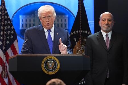 Zunächst kündigte US-Präsident Trump am Freitag einen weltweiten Zollsatz auf Importe in die USA von 10 Prozent an - um ihn dann am Folgetag auf 15 Prozent hochzusetzen.