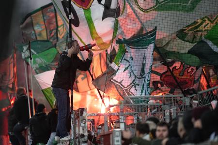  Bremen-Fans brennen  im Millerntor-Stadion auf der Tribüne Feuerwerkskörper ab.