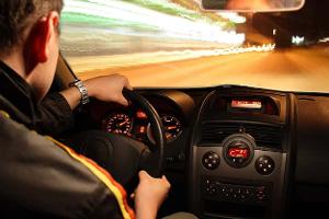 Raser bei Nacht at Night Mann