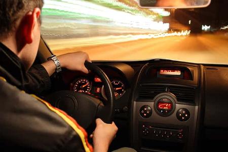 Raser bei Nacht at Night Mann