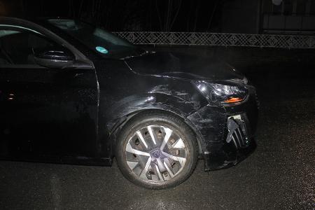 In Hohenlimburg verursachte eine 36-Jährige mit ihrem Peugeot 208 einen Verkehrsunfall, als sie ein vor ihr befindliches Auto überholen wollte.