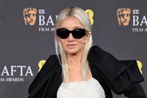 Vera Wang überrascht bei den BAFTAs mit blonden Haaren