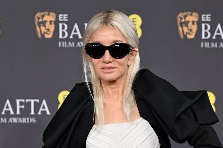 Vera Wang überrascht bei den BAFTAs mit blonden Haaren